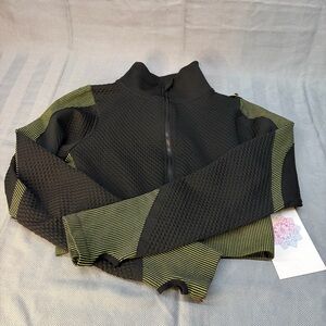 NWT Bella movement beyond the gym, long sleeve cropped zippered jacket large